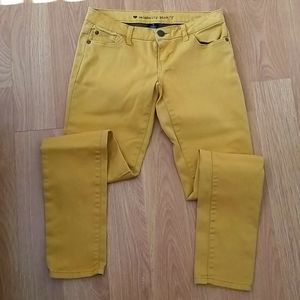 Mustardy yellow skinny jeans
